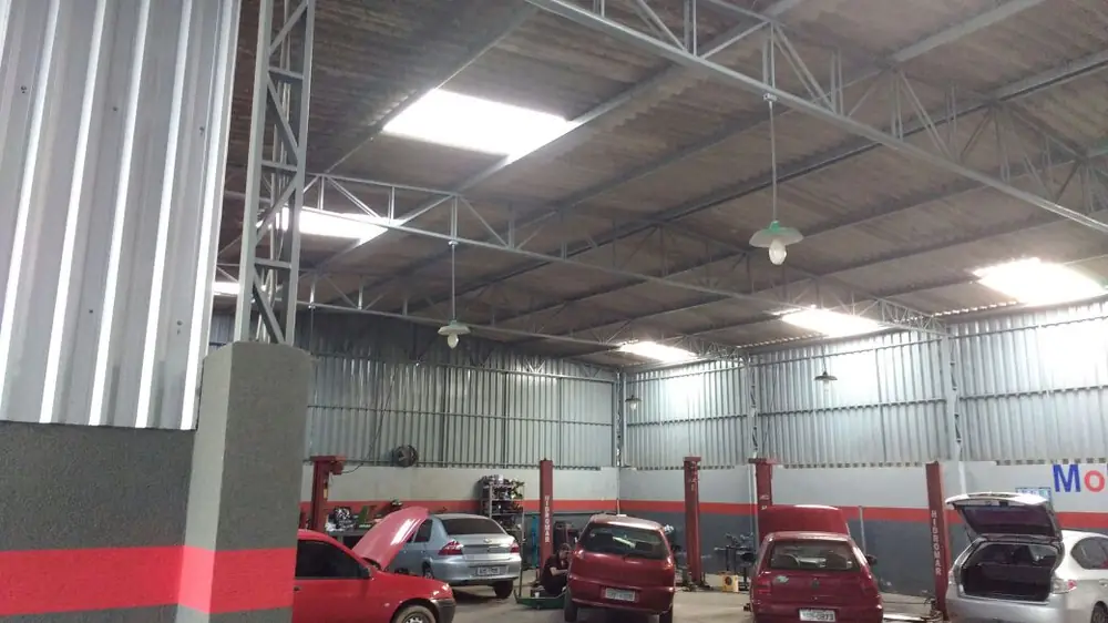 Galpão da oficina com elevadores e vários carros em atendimento em Piraquara