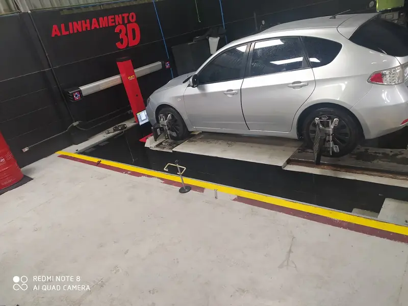 Hatch prata sendo alinhado na oficina