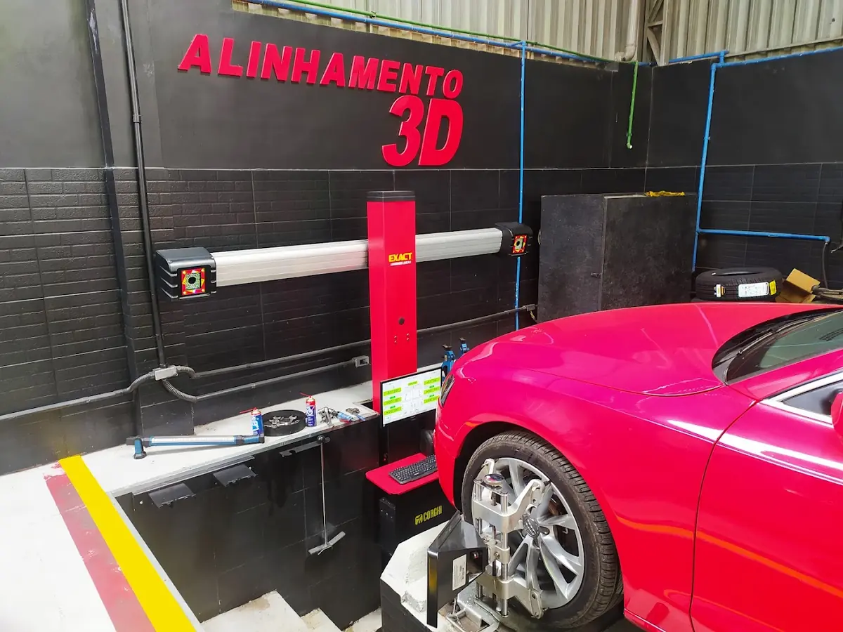 Carro vermelho no alinhamento 3D dentro da oficina Nascar Centro Automotivo em Piraquara
